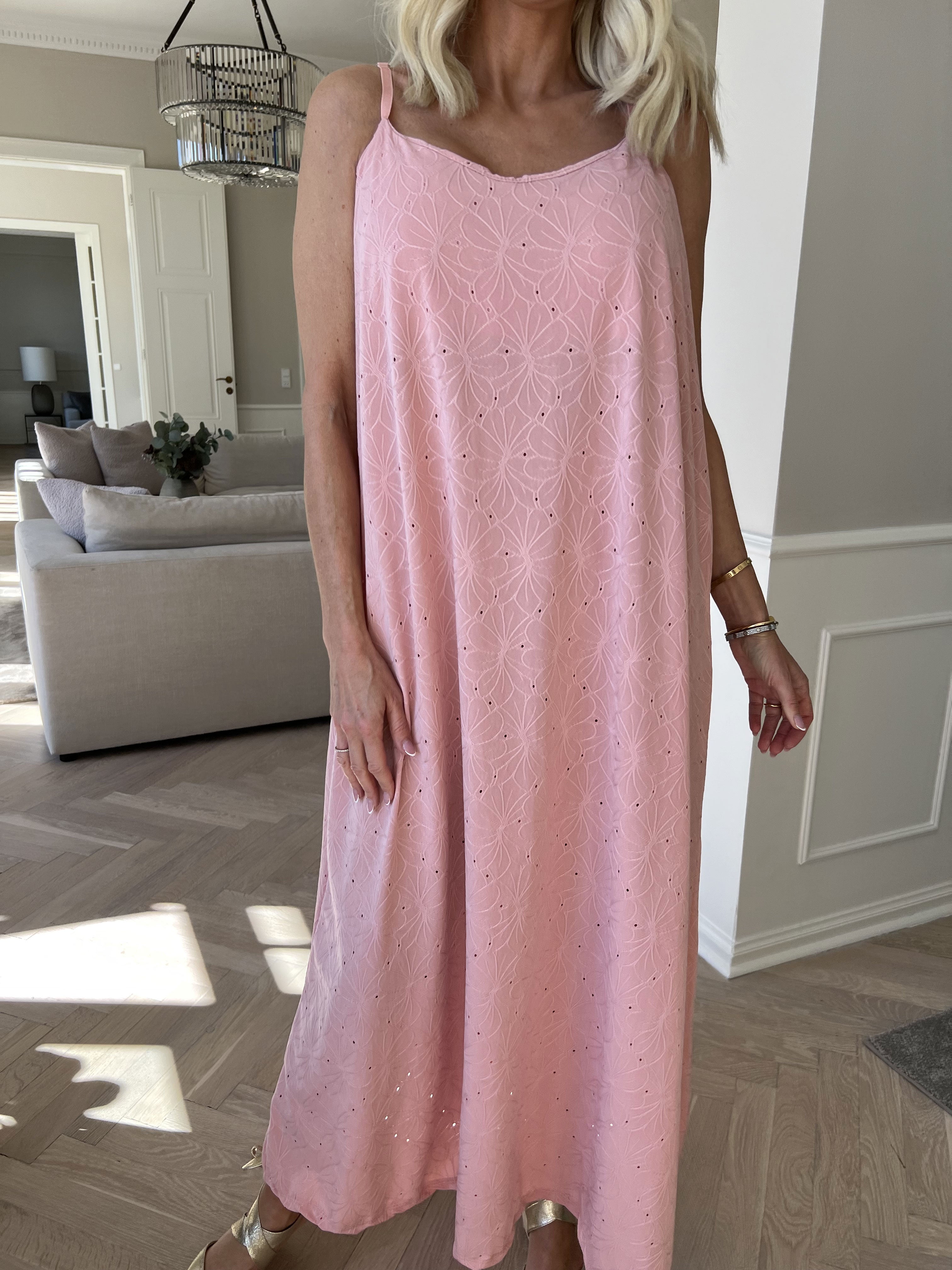 Emilie - Stropkjole i blødt stof med broderie anglaise